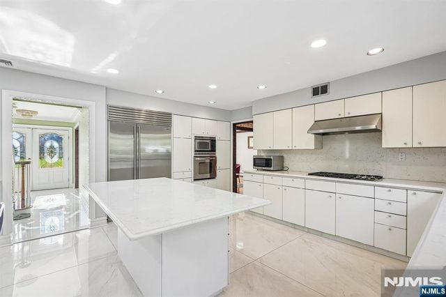 707 Calusa Trail, Franklin Lakes, NJ 07417