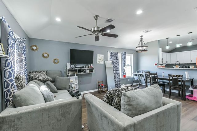 165 Road 5215, Cleveland, TX 77327