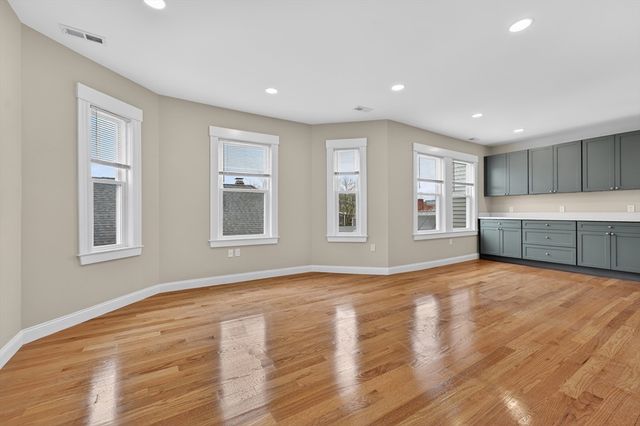 42 Almont St 3L, Medford, MA 02155