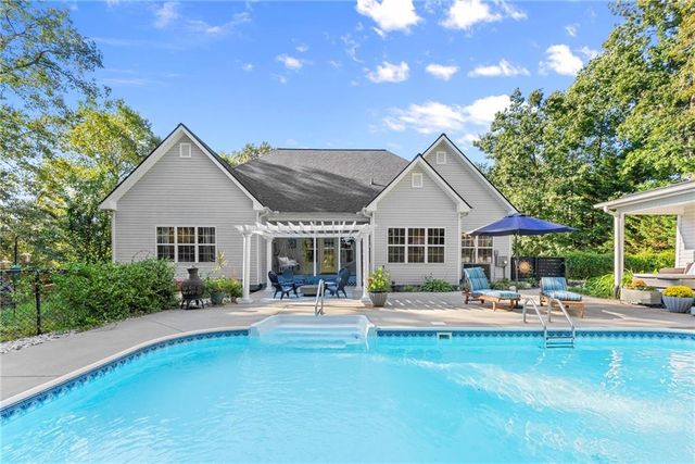 187 Oak Creek Drive, Dawsonville, GA 30534