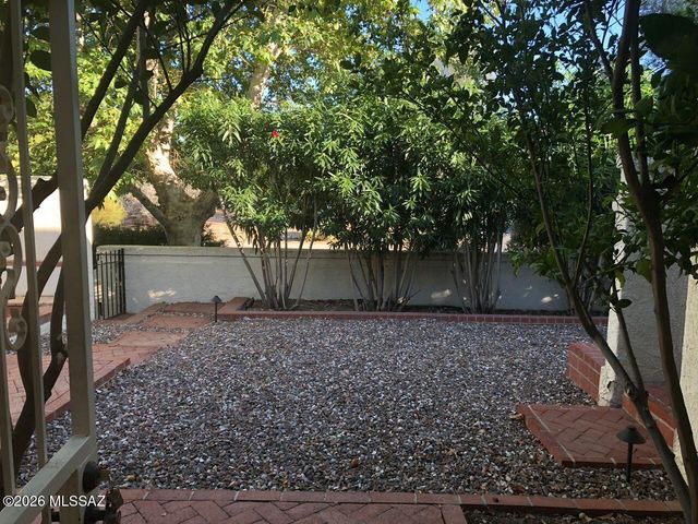 2530 E Forgeus Place, Tucson, AZ 85716
