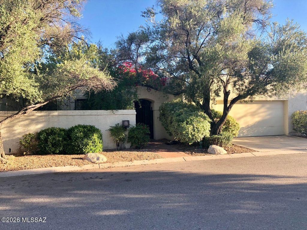 2530 E Forgeus Place, Tucson, AZ 85716