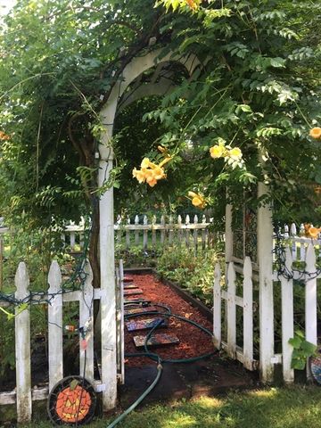 827 Pike Ave, Attleboro, MA 02703