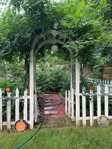 827 Pike Ave, Attleboro, MA 02703