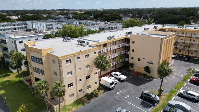 3990 NW 42nd Avenue 311, Lauderdale Lakes, FL 33319