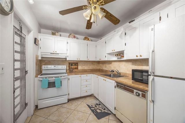 3990 NW 42nd Avenue 311, Lauderdale Lakes, FL 33319