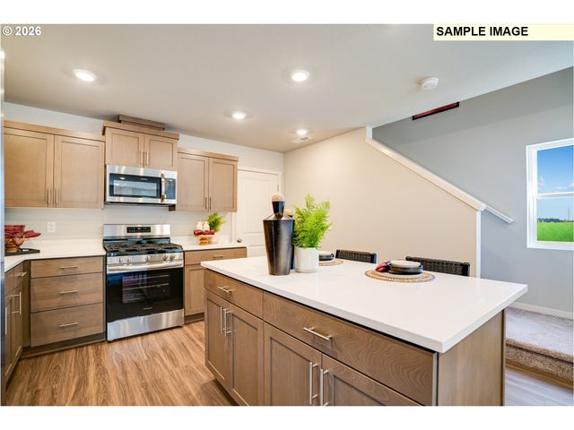 868 SIFUENTEZ Ct, Woodburn, OR 97071