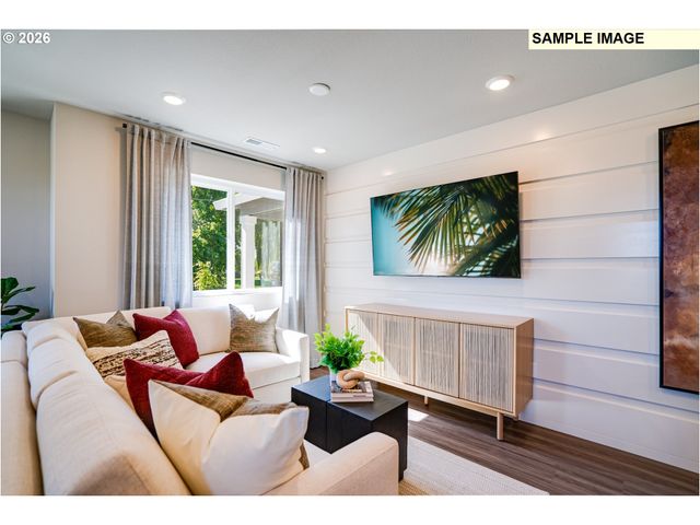 868 SIFUENTEZ Ct, Woodburn, OR 97071