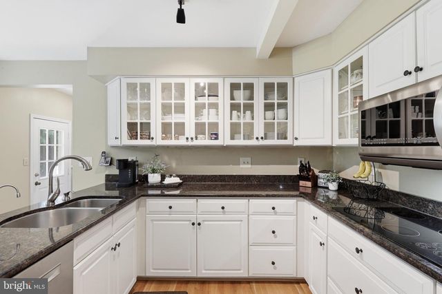 13607 WHITE BARN LN, Herndon, VA 20171