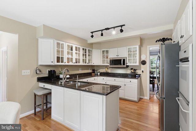 13607 WHITE BARN LN, Herndon, VA 20171
