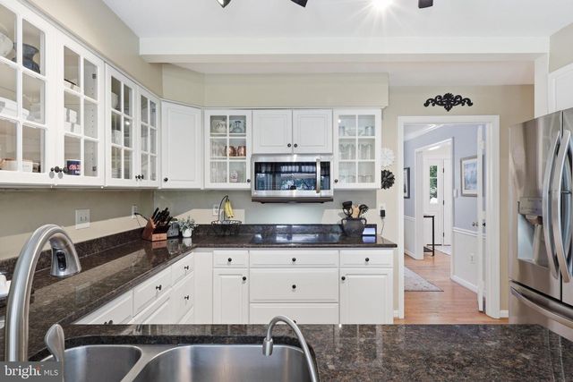 13607 WHITE BARN LN, Herndon, VA 20171