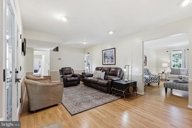 13607 WHITE BARN LN, Herndon, VA 20171