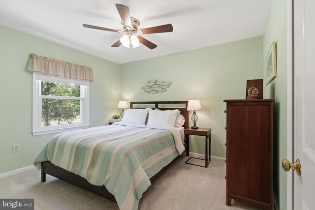 13607 WHITE BARN LN, Herndon, VA 20171