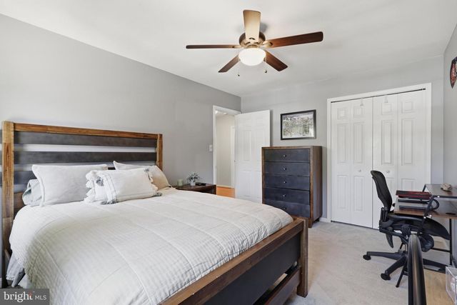13607 WHITE BARN LN, Herndon, VA 20171