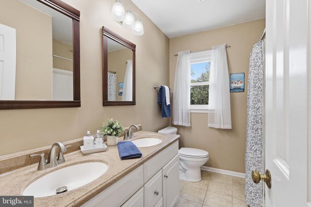 13607 WHITE BARN LN, Herndon, VA 20171