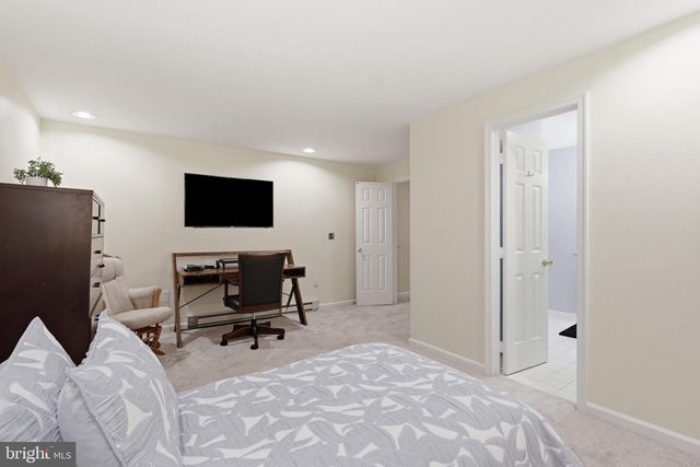 13607 WHITE BARN LN, Herndon, VA 20171