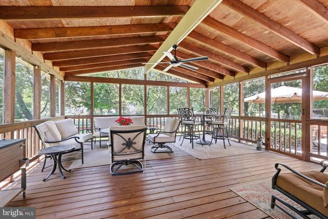 13607 WHITE BARN LN, Herndon, VA 20171