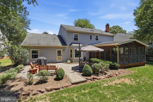 13607 WHITE BARN LN, Herndon, VA 20171