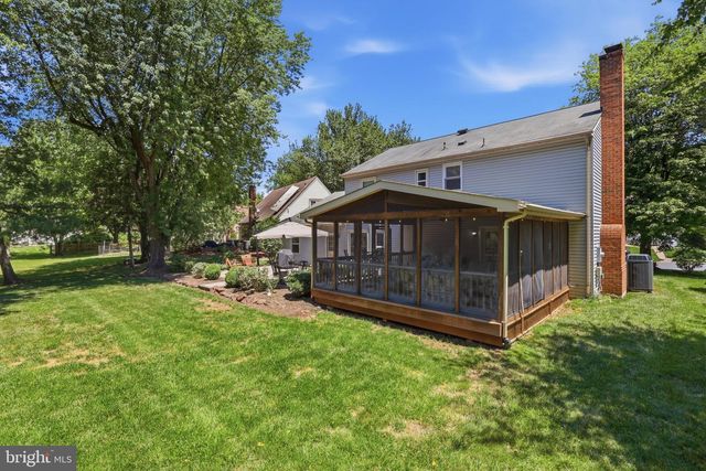 13607 WHITE BARN LN, Herndon, VA 20171