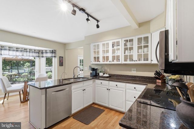 13607 WHITE BARN LN, Herndon, VA 20171