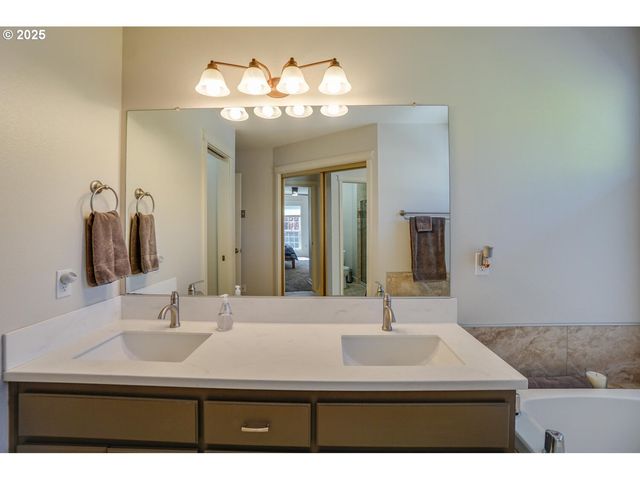 2418 Ne 148TH St, Vancouver, WA 98686