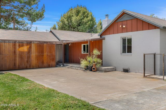 3205 E CLARENDON Avenue, Phoenix, AZ 85018