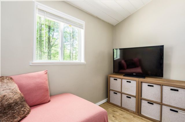 8 Merlin Road, Farmington, NH 08835