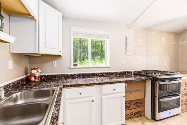 8 Merlin Road, Farmington, NH 08835