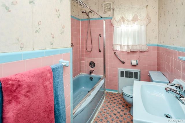 560 N 6th Street, New Hyde Park, NY 11040