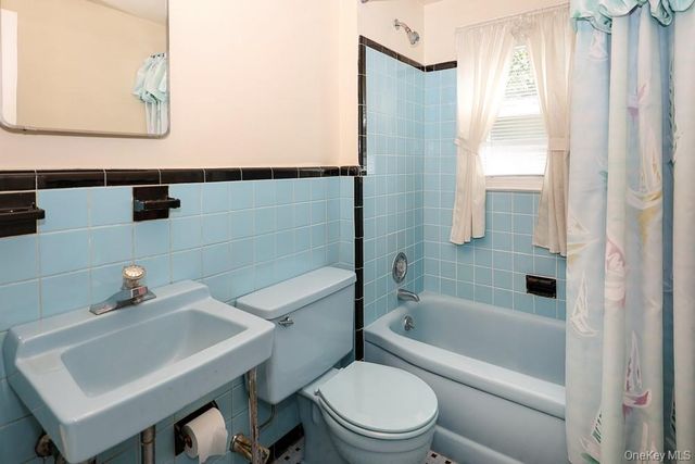 560 N 6th Street, New Hyde Park, NY 11040