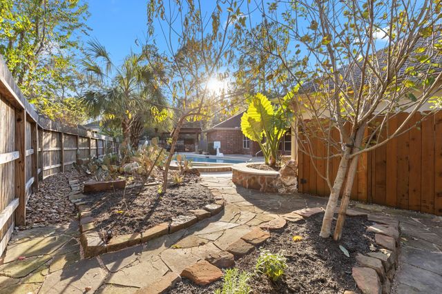 3 Belcarra Place, The Woodlands, TX 77382