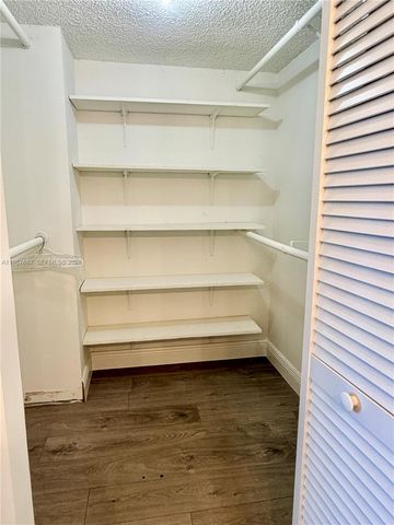 281 W Park Dr 8-14, Miami, FL 33172