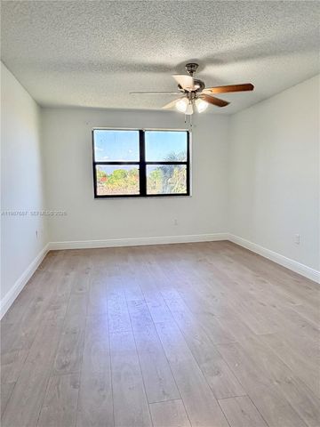 281 W Park Dr 8-14, Miami, FL 33172