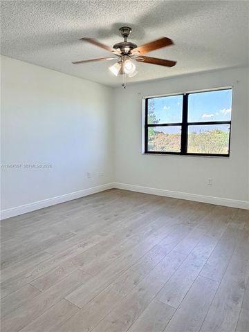 281 W Park Dr 8-14, Miami, FL 33172