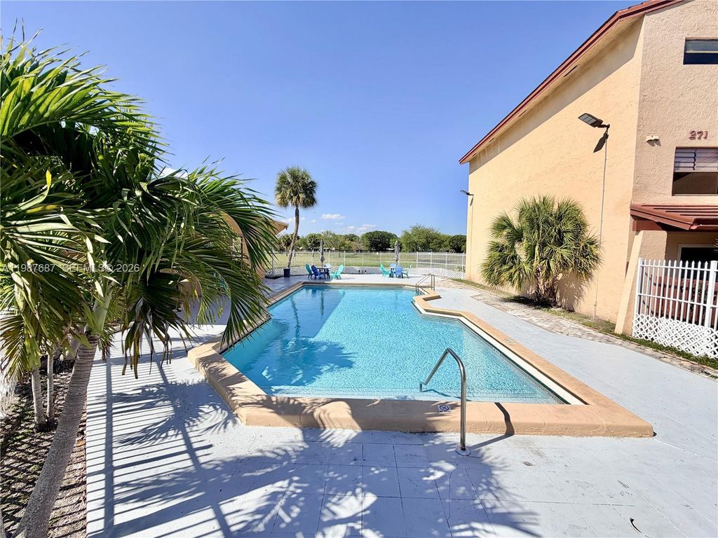 281 W Park Dr 8-14, Miami, FL 33172