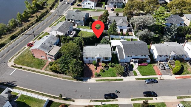 8 Gale Drive, North Woodmere, NY 11581