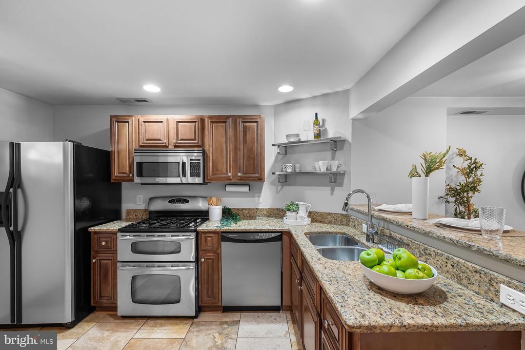 Image 11 of property listing at 511 S BRADFORD ST S, Baltimore, MD 21224