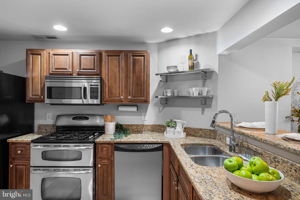 Image 12 of property listing at 511 S BRADFORD ST S, Baltimore, MD 21224