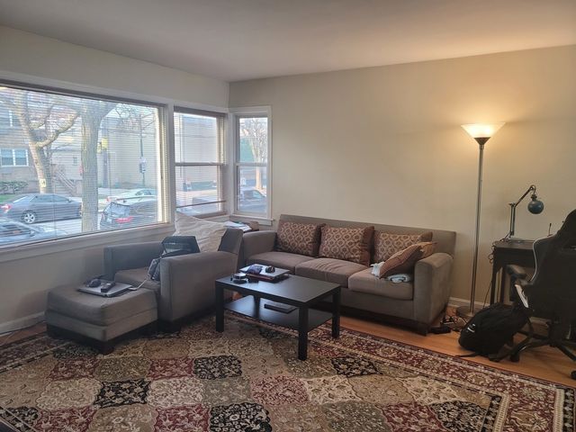 2521 W Farragut Avenue, Chicago, IL 60625