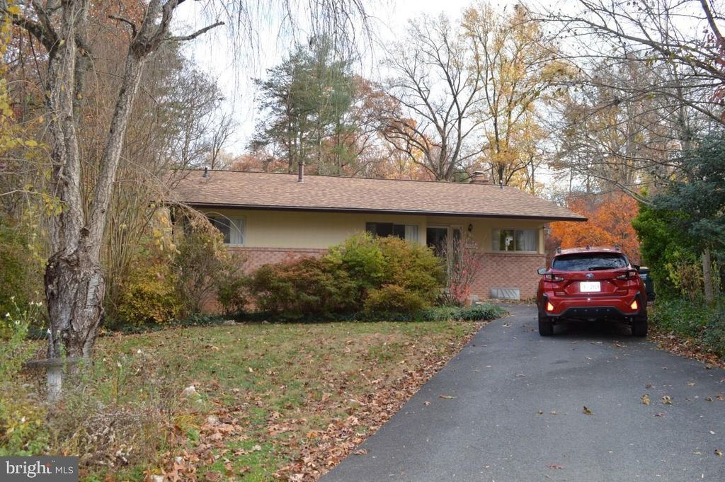 7853 GLENISTER DR, Springfield, VA 22152