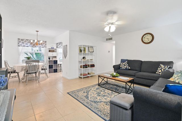 389 Capri, Delray Beach, FL 33484