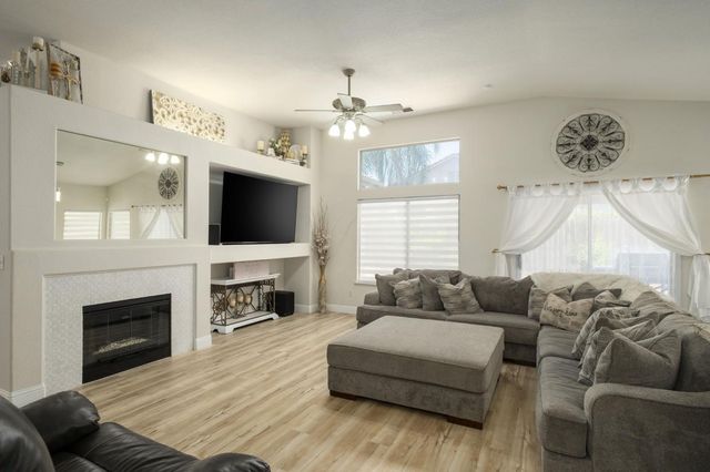 1746 E Chelsea Drive, Fresno, CA 93720