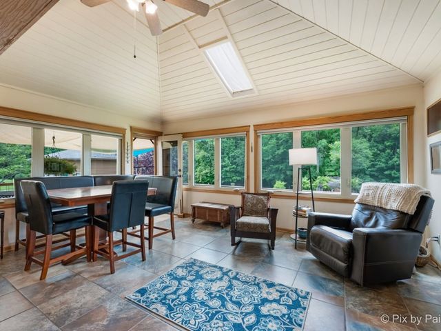 28 Tomahawk Trail, Oswego, IL 60543