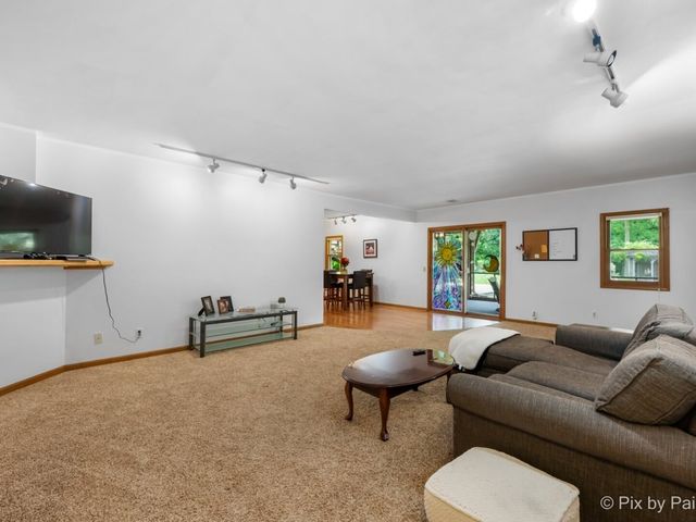 28 Tomahawk Trail, Oswego, IL 60543
