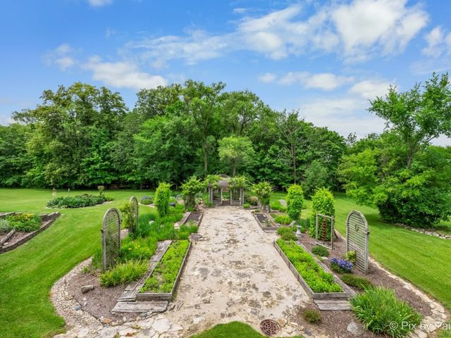 28 Tomahawk Trail, Oswego, IL 60543