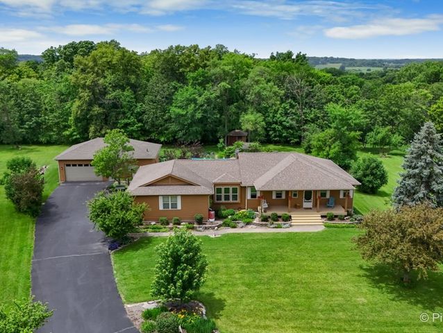 28 Tomahawk Trail, Oswego, IL 60543