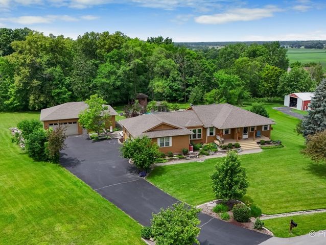 28 Tomahawk Trail, Oswego, IL 60543