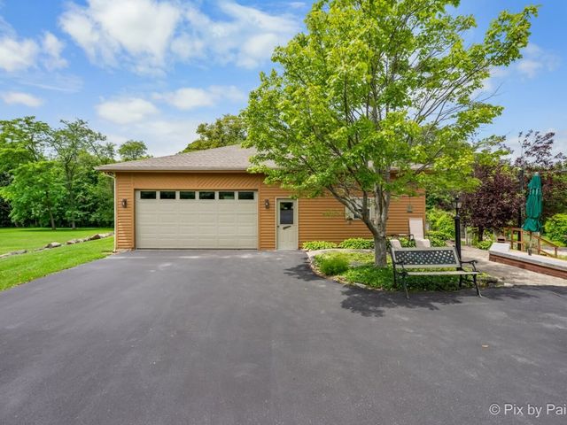 28 Tomahawk Trail, Oswego, IL 60543