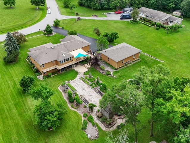 28 Tomahawk Trail, Oswego, IL 60543