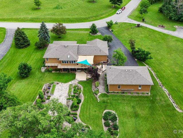 28 Tomahawk Trail, Oswego, IL 60543